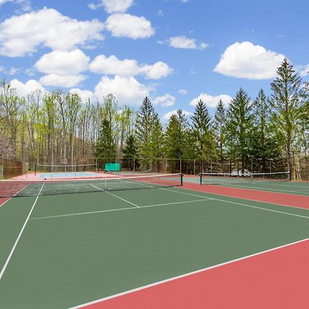 Chalet W Hot Tub, Large Deck, Grill, & Fast Wifi 버클리 스프링스 외부 사진