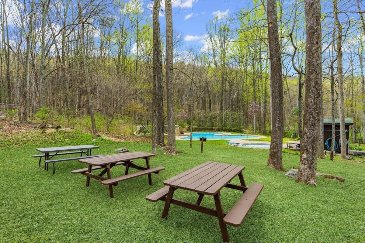 Chalet W Hot Tub, Large Deck, Grill, & Fast Wifi 버클리 스프링스 외부 사진