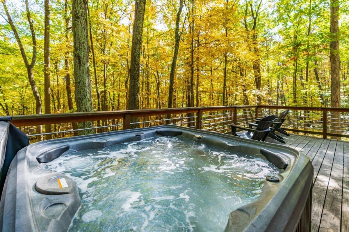 Chalet W Hot Tub, Large Deck, Grill, & Fast Wifi 버클리 스프링스 외부 사진