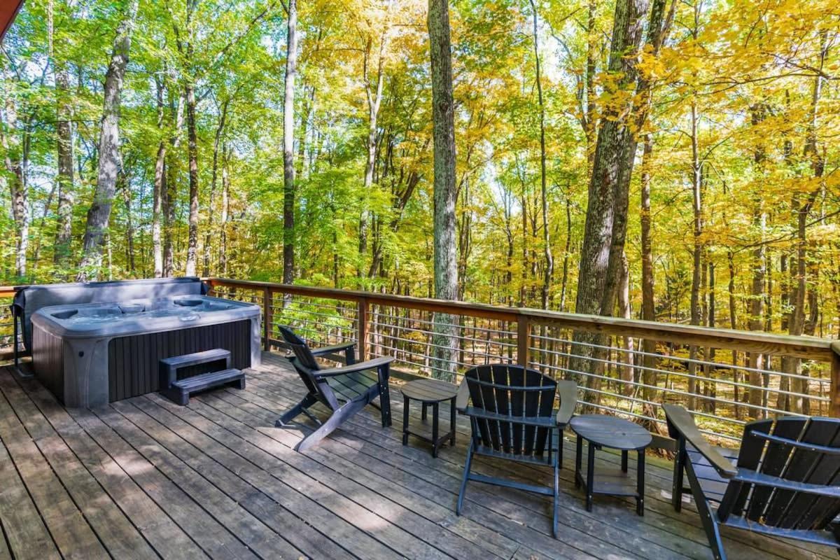 Chalet W Hot Tub, Large Deck, Grill, & Fast Wifi 버클리 스프링스 외부 사진