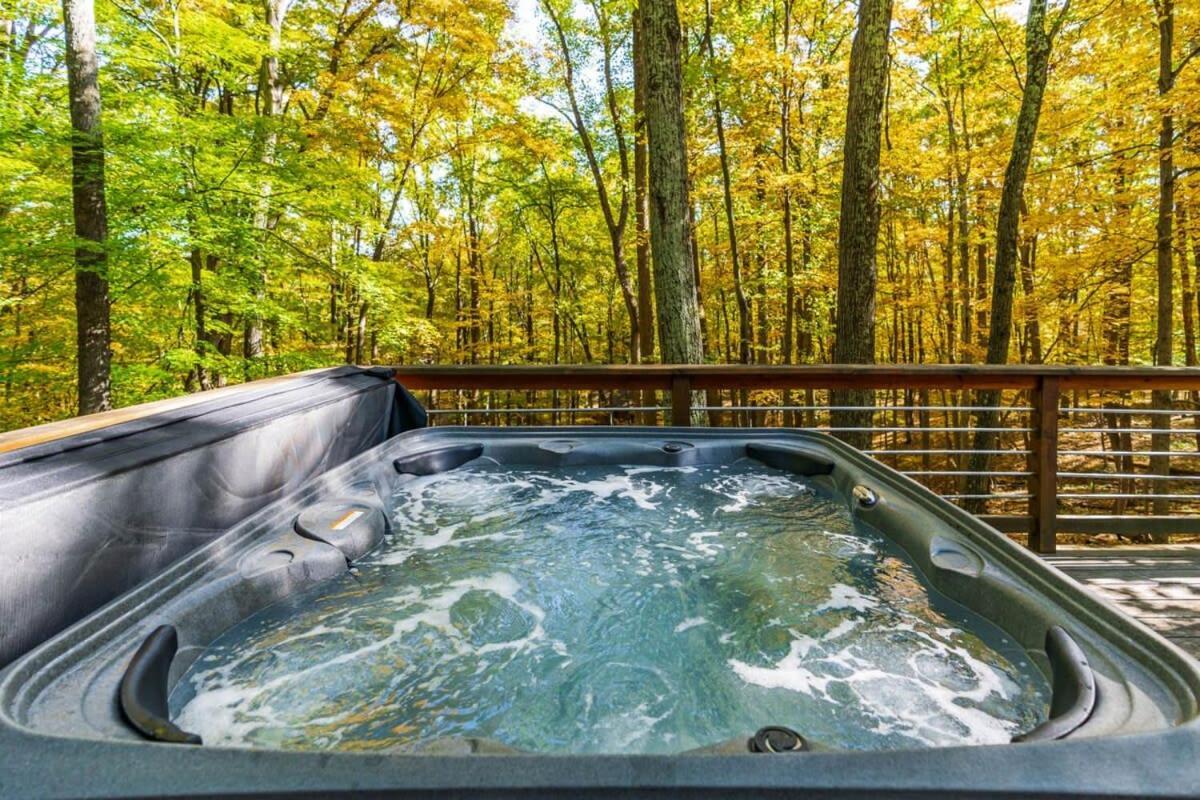 Chalet W Hot Tub, Large Deck, Grill, & Fast Wifi 버클리 스프링스 외부 사진