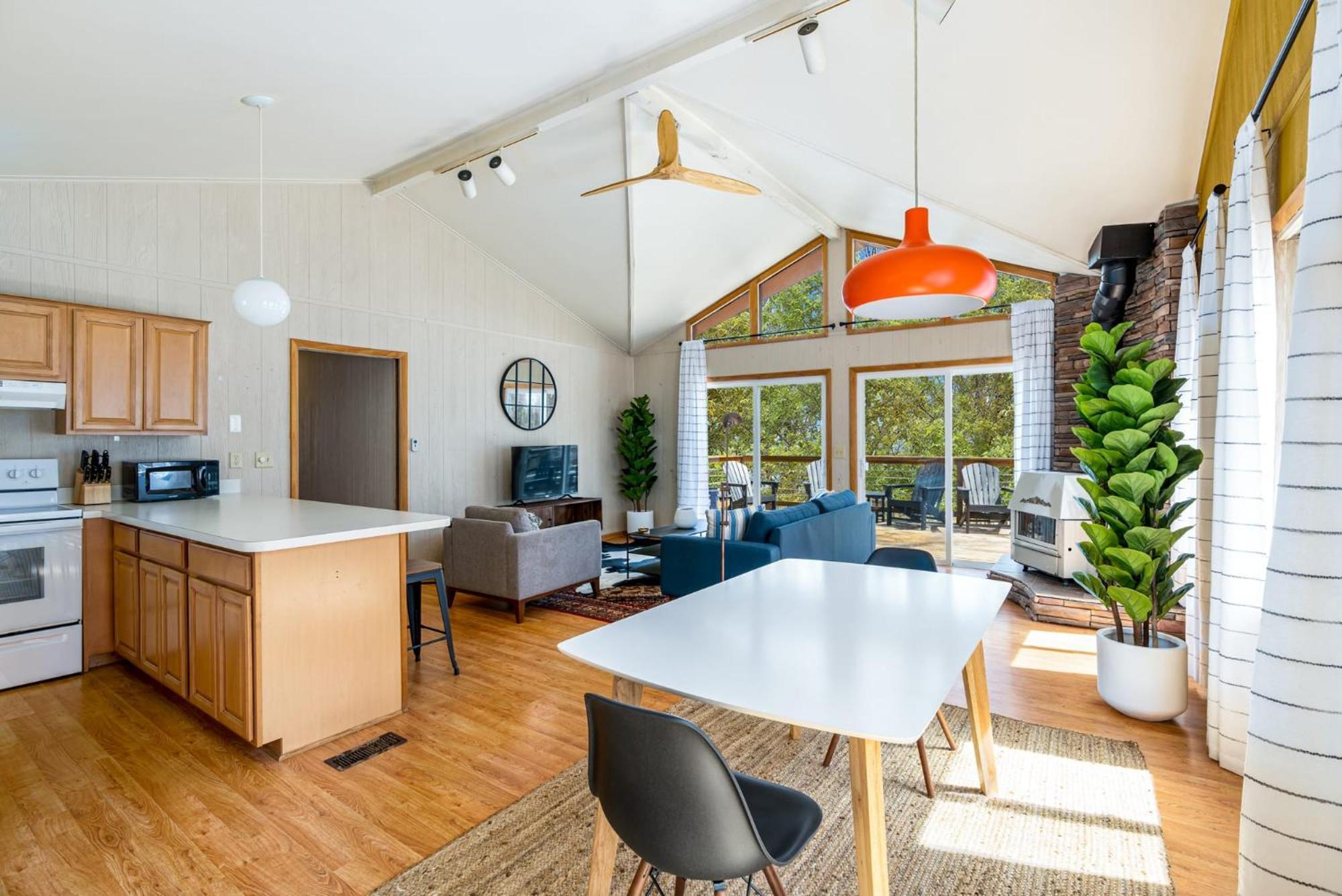 Chalet W Hot Tub, Large Deck, Grill, & Fast Wifi 버클리 스프링스 외부 사진