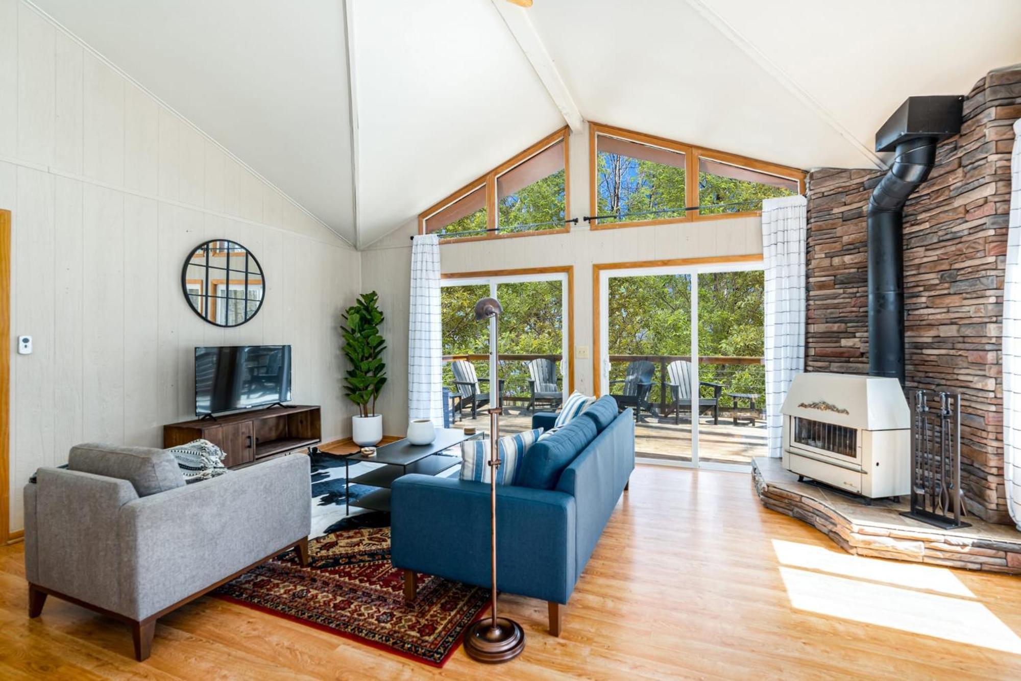 Chalet W Hot Tub, Large Deck, Grill, & Fast Wifi 버클리 스프링스 외부 사진