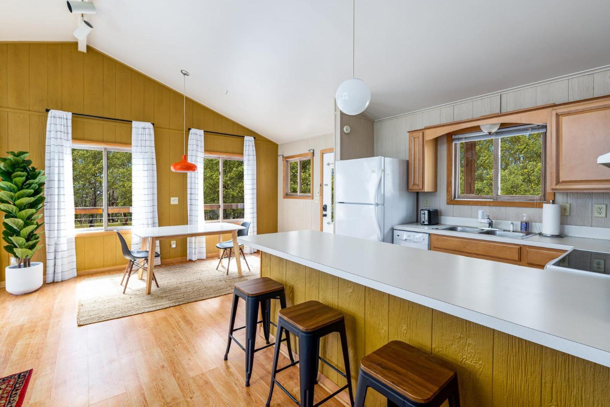 Chalet W Hot Tub, Large Deck, Grill, & Fast Wifi 버클리 스프링스 외부 사진
