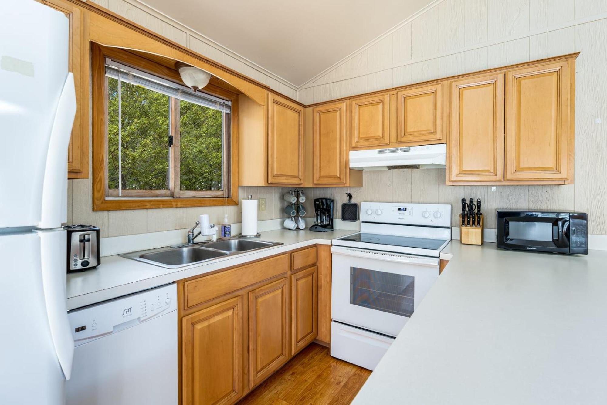 Chalet W Hot Tub, Large Deck, Grill, & Fast Wifi 버클리 스프링스 외부 사진